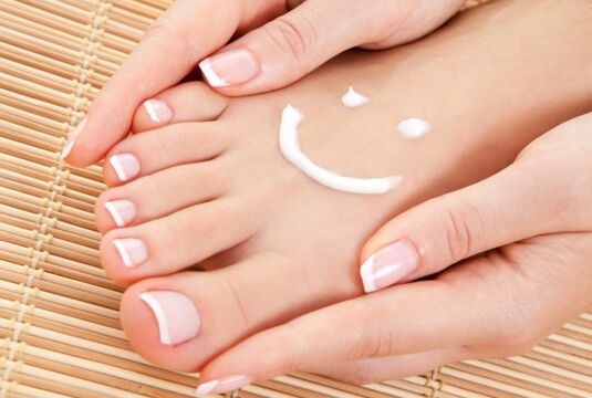 Healthy toenails after applying a varnish effective against fungal infections